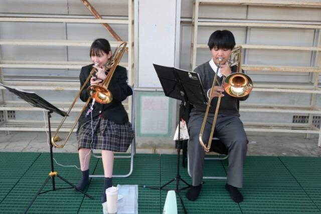 トロンボーンの練習をする2人