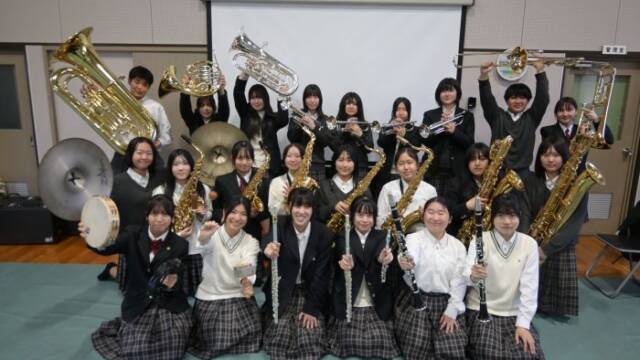 それぞれの楽器を手にする部員
