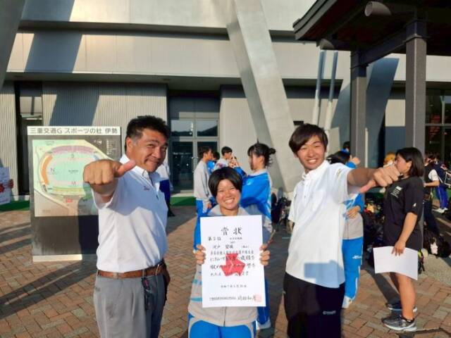 恩師と教え子の後輩と写真を撮る向井さん