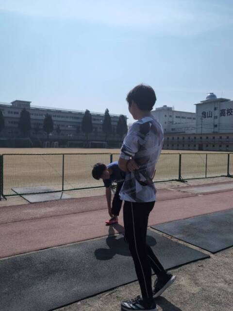 亀山高校で後輩の指導する向井さん