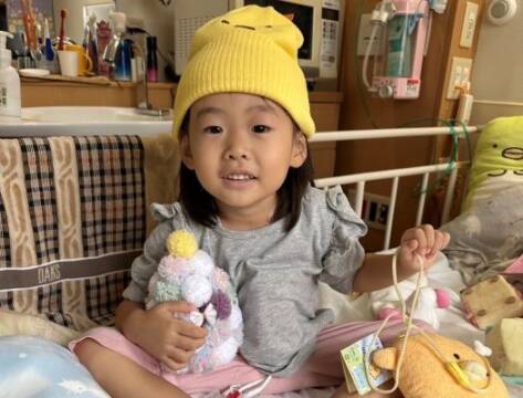 帽子をかぶってベッドに座る笑舞ちゃん