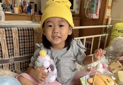 帽子をかぶってベッドに座る笑舞ちゃん