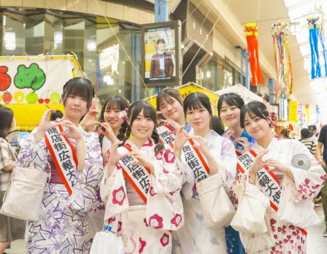 浴衣で商店街のアピールをする昨年の生徒７人