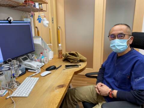 診察室で取材に応じる西森医師