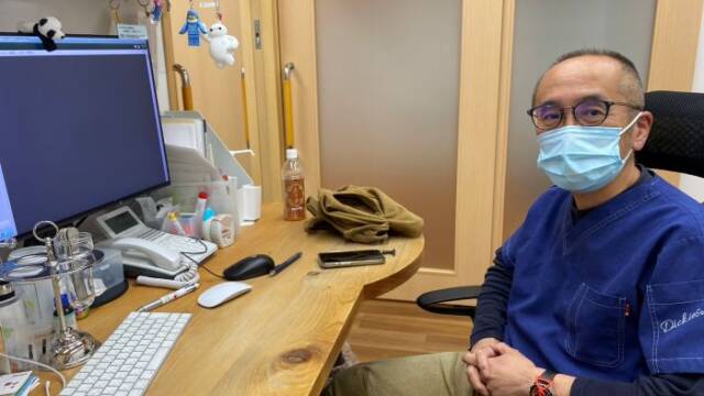 診察室で取材に応じる西森医師