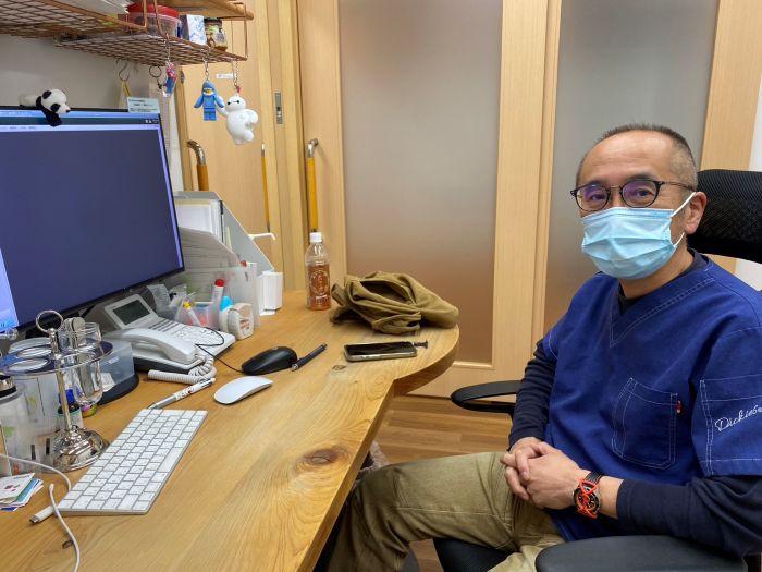 診察室で取材に応じる西森医師