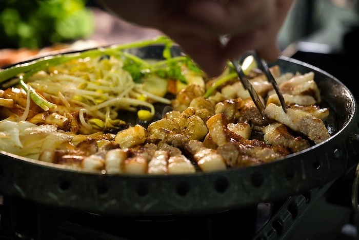 プラトンビアガーデンの韓国BBQプレート。豚バラ・鶏肉・キムチ・えごまの葉・もやしなどが盛られている