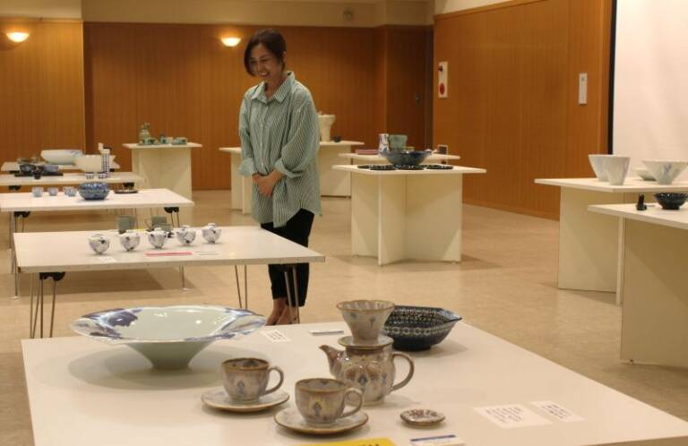 あなたの好きな「あおいうつわ」は？　四日市萬古陶磁器コンペ2026の入賞作など展示始まる