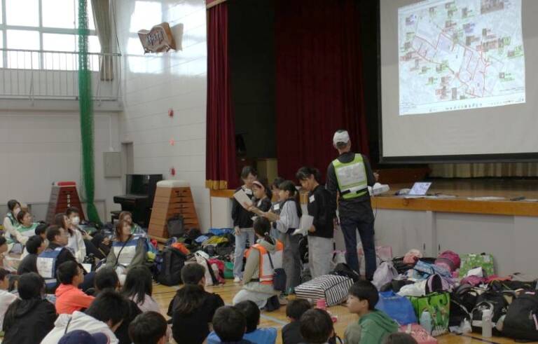 四日市・羽津地区で防災サバイバル体験学習、大学で学ぶ先輩も里帰りして協力