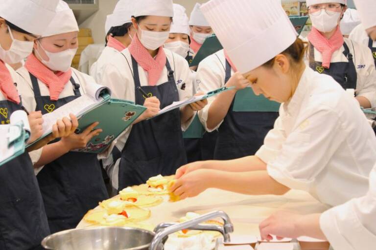6月からスイーツなど一般販売、四日市のユマニテク調理製菓専門学校、あらたに人気店とのコラボも