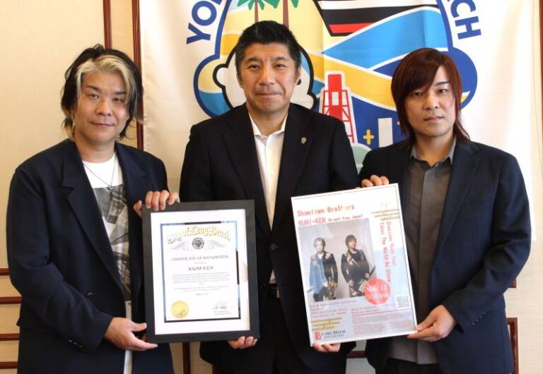 四日市の三味線兄弟ユニット「KUNI-KEN」が初の米国公演　成果を森市長に報告
