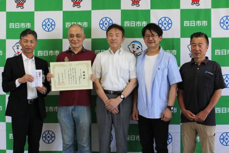 図書館の充実に、「まるごと四日市の酒」の実行委員会が売り上げの一部を四日市市に寄付