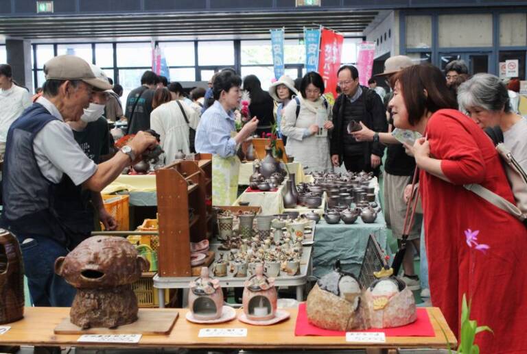 四日市ばんこ焼陶器まつり開幕、四日市ドームで5月17日まで、おめあて探しに多くの人