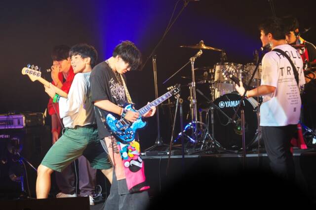 YTMF2023に出演したロックバンド「N/A⁉」のライブステージ