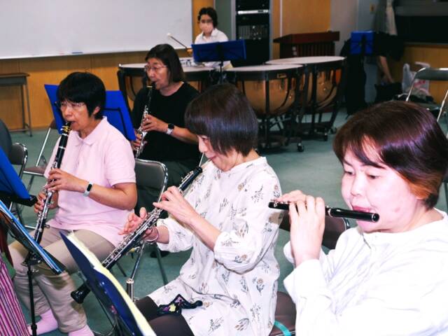 第45回定期演奏会へ向け、合奏練習に励む四日市吹奏楽団・木管セクションの団員たち