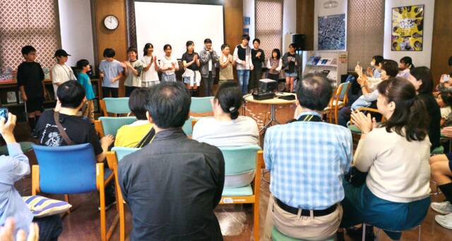映画「やってみyoo!!」完成特別試写会で舞台挨拶に立つ子どもたち
