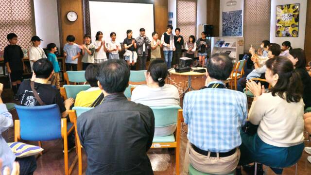 映画「やってみyoo!!」完成特別試写会で舞台挨拶に立つ子どもたち