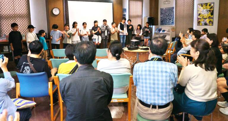 映画「やってみyoo!!」完成特別試写会で舞台挨拶に立つ子どもたち