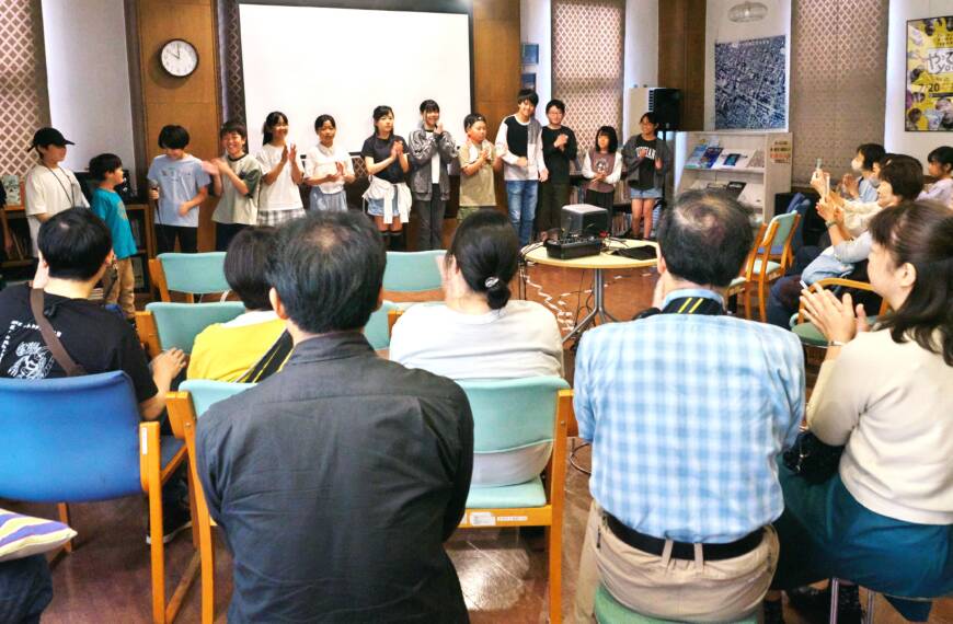 映画「やってみyoo!!」完成特別試写会で舞台挨拶に立つ子どもたち