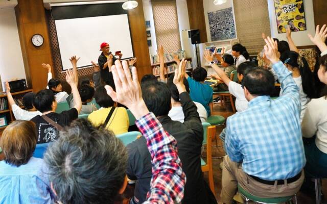 試写会後、「おもしろかった人?」の呼びかけに手を挙げる来場者たち