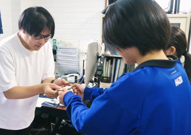 手作りの名刺を渡してあいさつする中学生