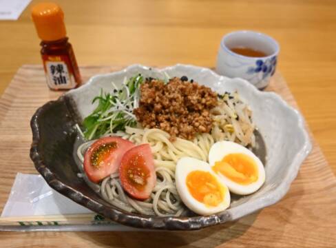 肉みそとゆで卵、トマトと水菜が盛り付けられた四日市まぜ麵