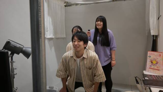 セルフフォトを撮る3人の人