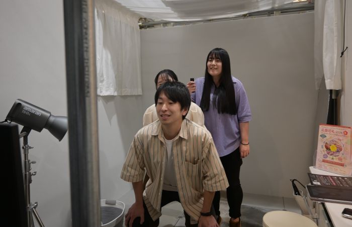 セルフフォトを撮る3人の人