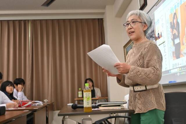 台湾の研究者との交流について語る出口さん
