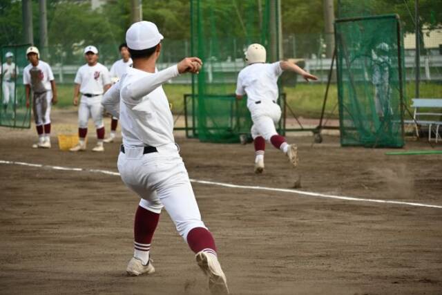 走塁の練習に励む部員