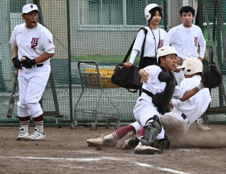 ホームに滑り込む選手とキャッチャーそれを見て驚く監督