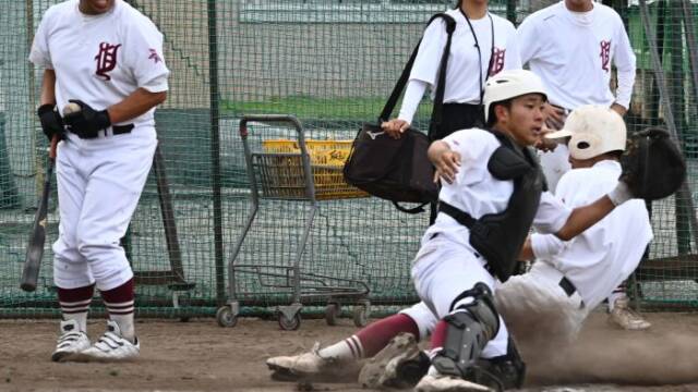 ホームに滑り込む選手とキャッチャーそれを見て驚く監督