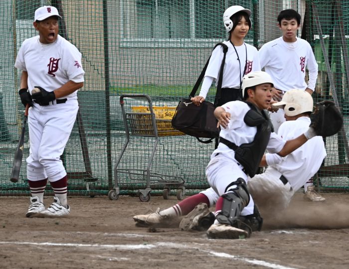 ホームに滑り込む選手とキャッチャーそれを見て驚く監督