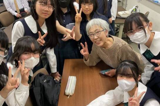 出口さんと記念写真を撮る生徒