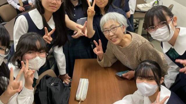 出口さんと記念写真を撮る生徒