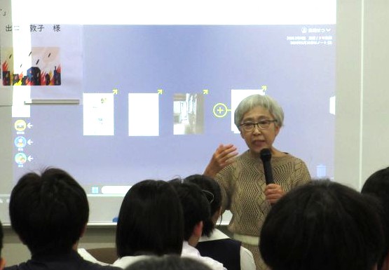 生徒に四日市空襲について語る出口さん