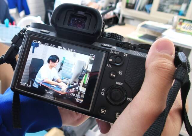 カメラの液晶画面に表示された社長の写真