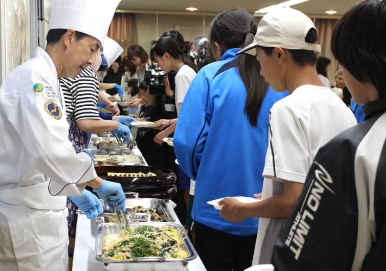 料理のプロがビュッフェスタイルで提供、四日市で「みんにこ」子ども食堂の特別企画
