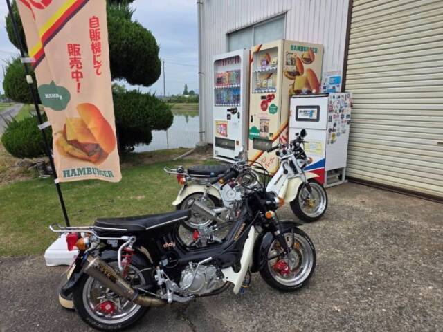 1号店の自販機の前に並ぶバイク2台