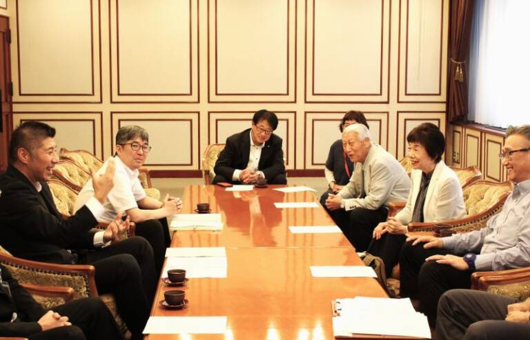 手話言語条例制定その後は？　ろう者の生活と手話通訳事業を考える会が四日市市長と懇談