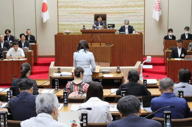 古い避難場所看板は改善を、原油やナフサの現状は、四日市市議会で一般質問始まる