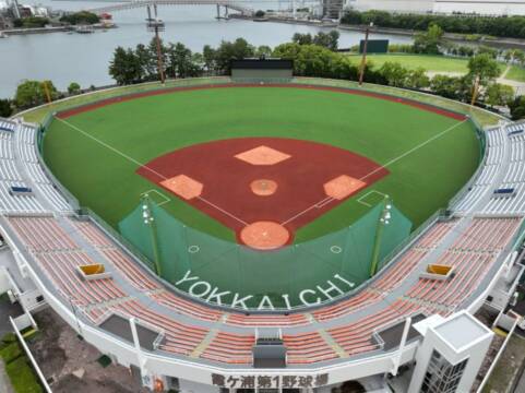 内外野を人工芝にして改修工事が完成した霞ヶ浦第1野球場