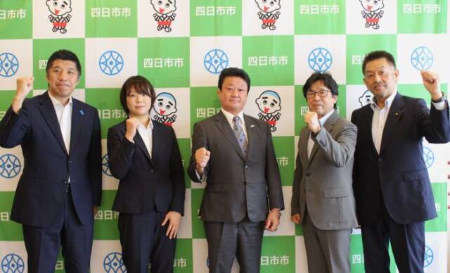 森市長らと記念撮影する藤波朱理選手と父で監督の俊一さん（中央）