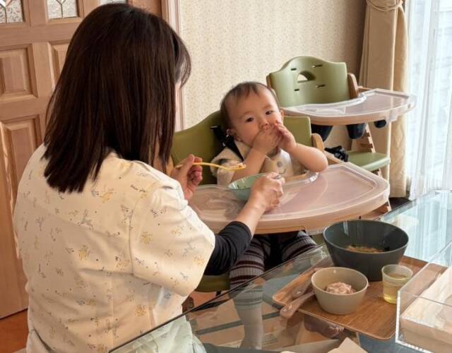 離乳食を与える看護師