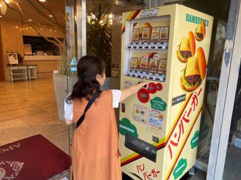 昭和レトロ自販機「ほづみバーガー」“2号店”が四日市市街地のホテルに