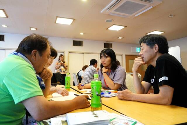 町おこし班の企画会議で、シナリオについて助言する瀬木直貴監督（右）