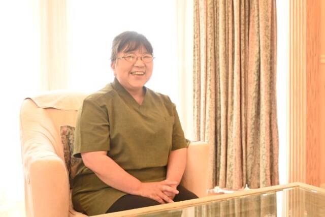 笑顔で話す助産師の薮本さん