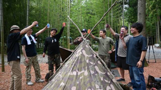 軍幕キャンプ愛好家の人たち7人でテントを囲み乾杯している