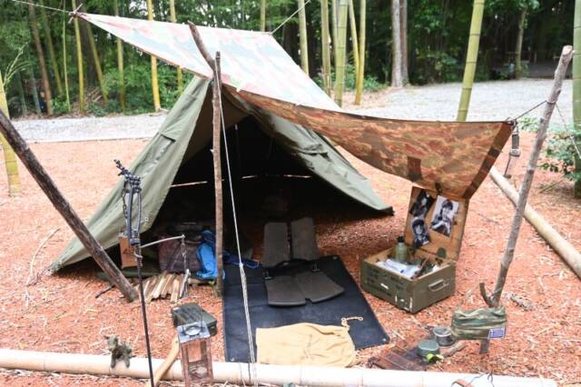 軍幕でテントとタープを作り推しの写真を飾ったキャンプ設備
