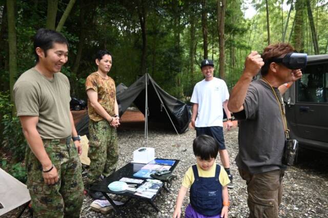 自衛隊の映像をVRで見る人とそれを見る自衛官